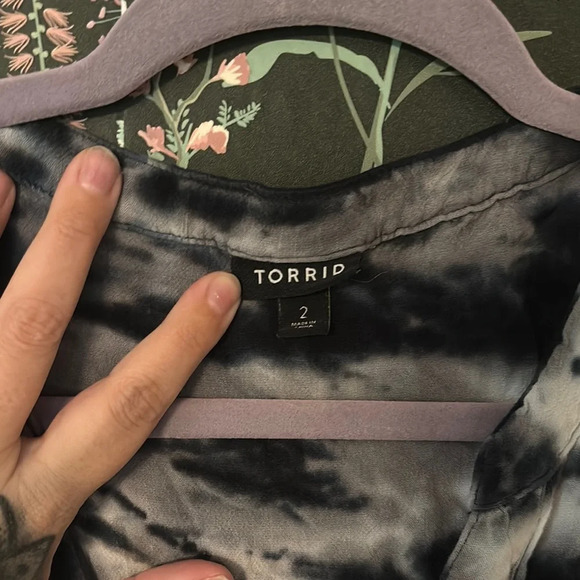 Torrid Black and White Buttoned Tank Top Blouse - Picture 3 of 4